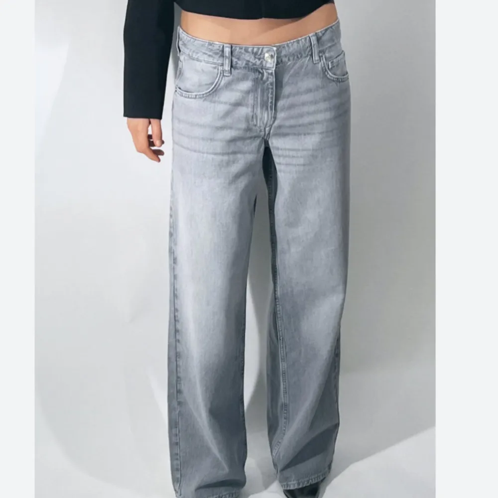 Midrise ljusgrå baggy jeans. Aldrig använda - fint skick.. Jeans & Byxor.