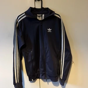 Adidas zip tröja - Adidas tröja med full zip Fint skick (Priset är inte hugget i sten) 