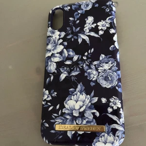Iphoneskal - Iphoneskal från ideal of Sweden. Lite skadad inne i skalet (se bild) använd fåtals gånger. Köpte för 350kr säljer för 200kr. (Snabb affär=billigare) Tryck inte på köp utan skriv till mig innan!