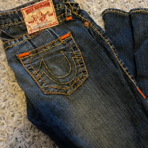 True Religion Lowwaist Jeans - Säljer dessa jeans då dem inte kommer till användning längre. Det finns tecken på användning som man ser på bilderna, därav priset. Om du har frågor eller funderingar är det bara att skriva🫶🏼 