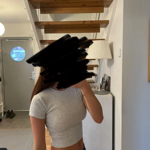 2 för 1, ljusgrå och ljusblå magtröjor - Snygga thighta och korta t-shirts. En ljusblå och en ljusgrå tröja som båda är enkla att matcha till både kjolar, kostymbyxor, jeans och mjukiskläder. Materialet är skönt och stretchigt.