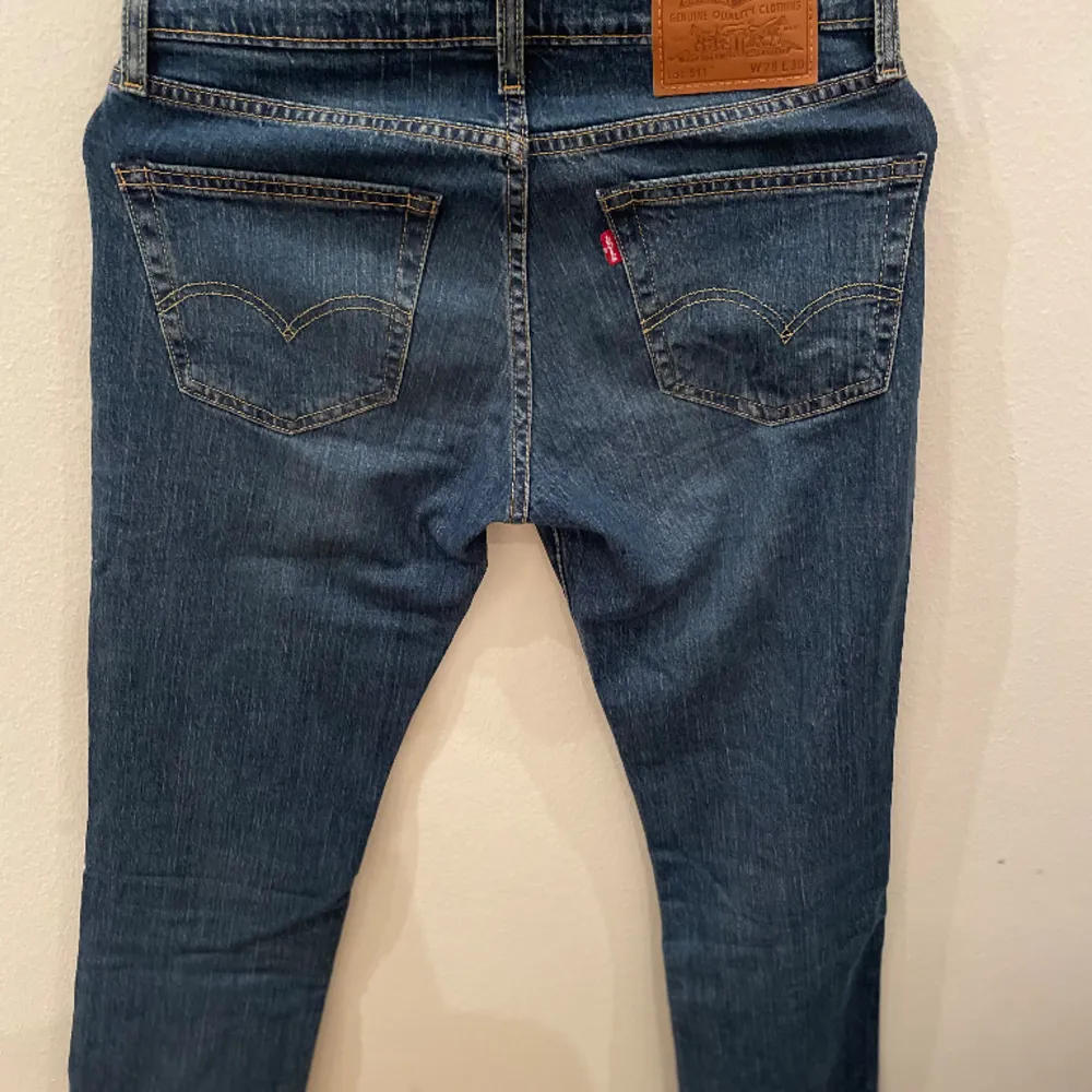 Dessa jeans är i ett extremt bra skick 9/10 eftersom dem är använda 5 gånger. Storlek W28 L30. Det är en blå färg och priset kan diskuteras. Nypris 1100kr. Jeans & Byxor.