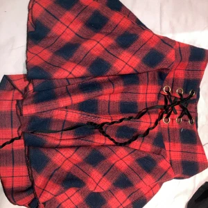 Skotskrutig kjol - Super fin kjol med snörning där fram 