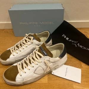 NYA Philippe Model  - Philippe Model sneaker I Helt NY (10/10) I Sitter 0,5 storlek större I Nypris: 4000 I Ingår: Box, Dust bag I Fraktar via PostNord I Hör av dig vid minsta fråga eller fundering (förra paret såldes extremt snabbt) 📩