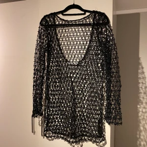 Nätklänning - Kort nätklänning med paljetter, öppen rygg och vida ärmar, endast använd en gång ✨