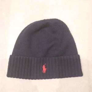 Ralph Lauren mössa  - Det är en riktigt fin mössa från Ralph Lauren, med 9/10 skick. Bara använd några få gånger säljer för det är inte riktigt min stil längre. Ny pris 599 kr, mitt pris 299 kr.