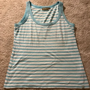 Randigt linne 👕⚪️ - Gullit linne med blå ränder. Köparen står för frakten och kolla gärna in de andra kläderna jag säljer. 😇