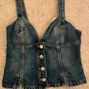Jeans topp - Oanvänd jeans topp från zara! Storlek xs, säljer för 250 inklusive frakt❤️
