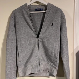 Ralph Lauren  - Ralph lauren zip tröja! Jättesnygg! Skick 8/10 den är inte så mycket använd. Säljer då den inte är min stil. Hör gärna av er vid frågor!☺️