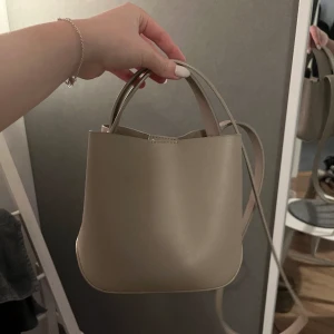 Beige väska🤍 - Endast använd fåtal gånger!