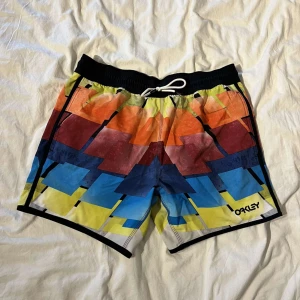 Badbyxor M  - Färg glada badbyxor. Storlek M. Köparen står för frakten. Priset kan diskuteras vid snabb affär.