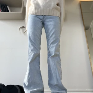 Jättefina low waist boot Cut jeans - Jättefina low waist bootcut jeans. Nästan aldrig använda då dem är lite för stora för mig. 