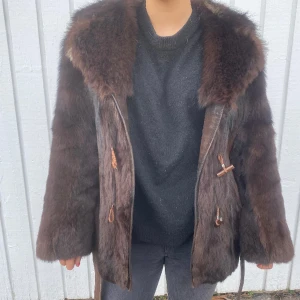 Pälsjacka  - En trendig pälsjacka köpt på secondhand för 600kr. Kommer tyvärr inte till användning och hoppas därför att den kommer till bättre användning av någon annan. Jackan har två defekter innefodret har börjat lossna och snöret till en knapp är sönder.