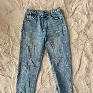 Jeans, högmidjade. Slitage är en del av modellen. Mer strl 38/M än 40 (alltså liten i strl)  