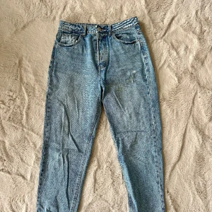 Jeans Stradivarius - Jeans, högmidjade. Slitage är en del av modellen. Mer strl 38/M än 40 (alltså liten i strl)  