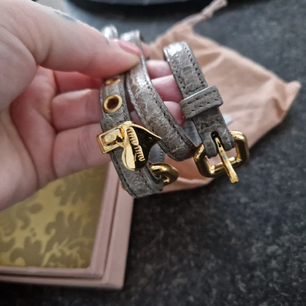 (Prada) Miumiu armband, jättefint. Slutsålt. Inköpt på vestiaire collective. Double, greige skinn med gulddetaljer.. Accessoarer.