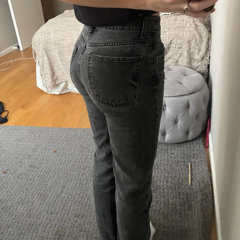 Mid waist jeans från zara. Så sköna kommer bara inte till användning längre. Litet hål på en av fickorna men inget som märkt så mycket . Jeans & Byxor.