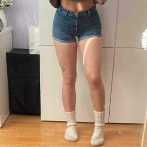 Dessa jeansshorts säljs då de inte används längre! 