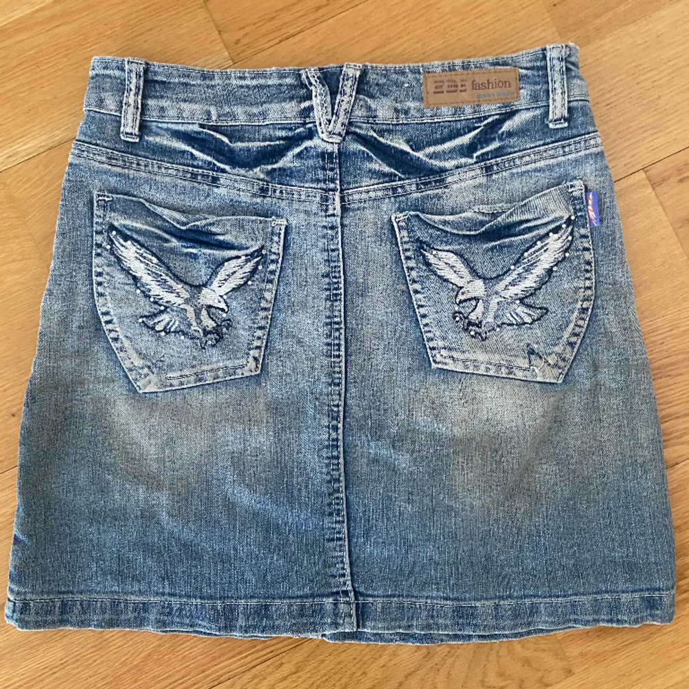 Sjukt fin jeanskjol från edi jeans/edi fashion💓 Kjolen är i storlek M men är lite mindre i storlek🌟. Kjolar.