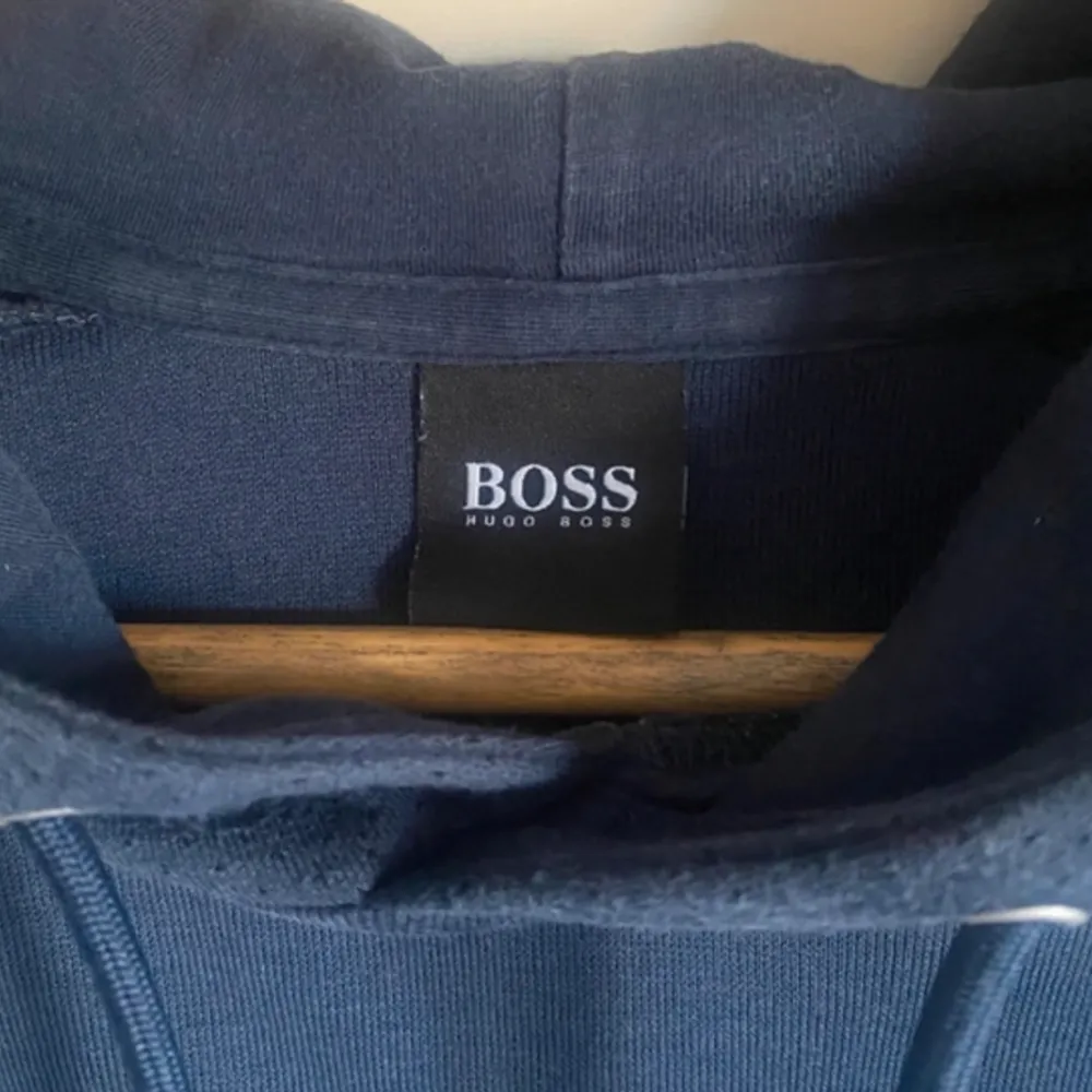 Hugo boss tröja passar bra M och S den är inte helt ny pris kan diskuteras  . Hoodies.