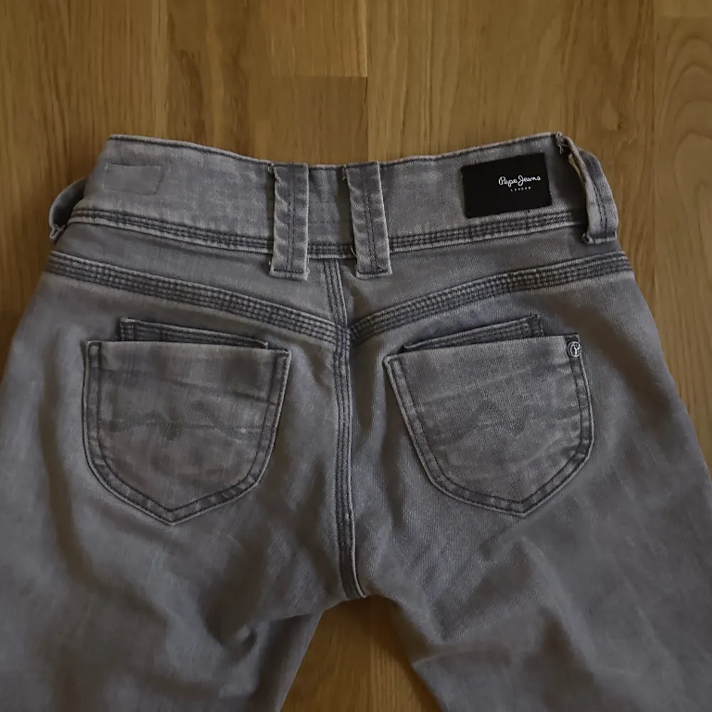 Straight Low waist Pepe jeans i nyskick, säljer då de tyvärr är för små för mig. Nypris ca 1000 kr☺️. Jeans & Byxor.