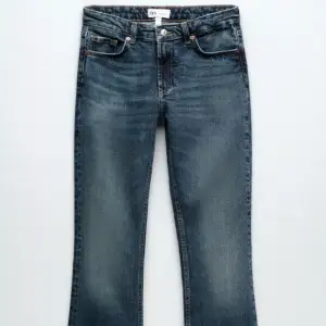 Säljer min systers nästan helt nya zara jeans då dom inte passar henne, använda 3 gånger så väldigt bra skick! Säljs inte längre och väldigt populära, lågmidjade och bootcut, bara att skriva vid funderingar!🫶🫶