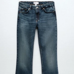Zara lågmidjade jeans💗 - Säljer min systers nästan helt nya zara jeans då dom inte passar henne, använda 3 gånger så väldigt bra skick! Säljs inte längre och väldigt populära, lågmidjade och bootcut, bara att skriva vid funderingar!🫶🫶