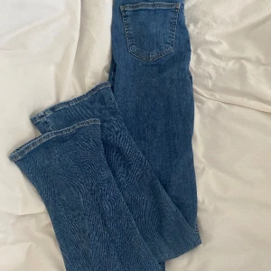 Blåa bootcut jeans  - Blåa boot cut jeans från Gina, höga i midjan. Aldrig använda! Då jag köpte fel storlek. Storlek 34, skriv om du vill ha fler bilder!Köpta för 500