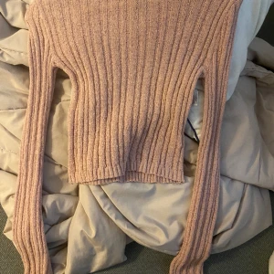 Gammelrosa tröja  - Med lång slits i slutet på ärmen, aldrig använd ! Är i bra skick 