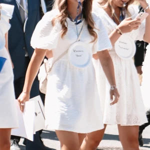 Studentklänning - En simpel och vacker studentklänning med knytning i ryggen. 