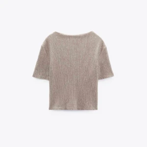 Zara tshirt  - Säljer denna jättefina och jättesköna stickade T-shirten från zara då den tyvärr inte kommer till användning längre. Tröjan är använd ett fåtal gånger och det finns inga defekter. Kan skicka fler bilder privat om de är så💞