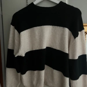 Stickad tröja  - Säljer denna stickade tröja då den inte kommer till användning. Men så fin 🥰