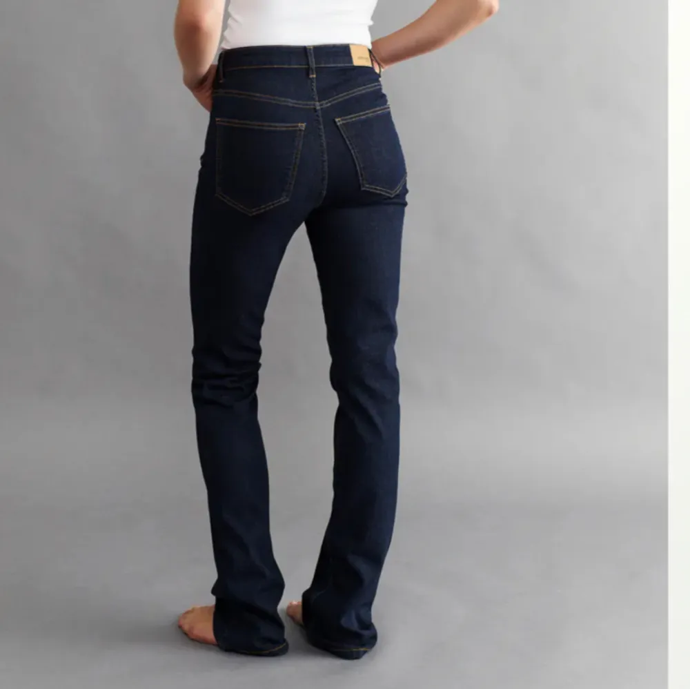 Mörkblåa bootcut jeans ifrån Gina tricot, storlek xs, slutsåld på hemsidan, skickar egna bilder vid intresse, 130kr. Jeans & Byxor.
