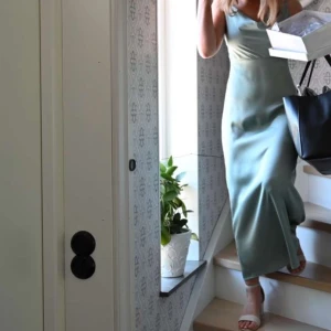 Bal kläning - Säljer min klänning jag bar under min bal i 9an. Endast använd 1 gång.❣️ Jag är 163