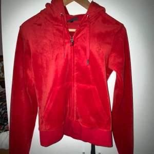 Röd välvårdad nästan aldrig använd hoodie av märket Juicy Couture Stl XS RÖD