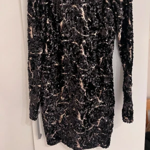 Festklänning - Säljer min festklänning med paljetter som är använd 1 gång. Den är i bra skick och har storlek M och av polyester