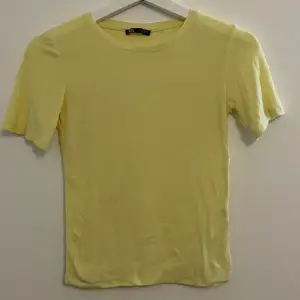 Jättefin gul T-shirt som sitter väldigt fint på💕