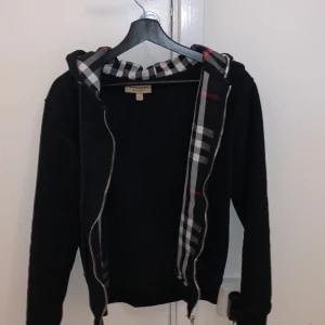 burberry hoodie - Tja säljer denna burberry hoodie.  Den har inte alls använts så mycket runt 5 gånger. OBS!!!🚨  OBS!!!!!!!🚨 PRISET KAN ÄNDRAS!!!🚨🚨