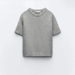 Grå stickad T shirt - Säljer en grå stickad t shirt! Den första bilden är endast där för att den liknar den jag säljer, på bild 2 är den riktiga tröjan 💓 inga defekter men den är sydd lite tajtare vilket endast syns på insidan av tröjan men egentligen helt felfri! 