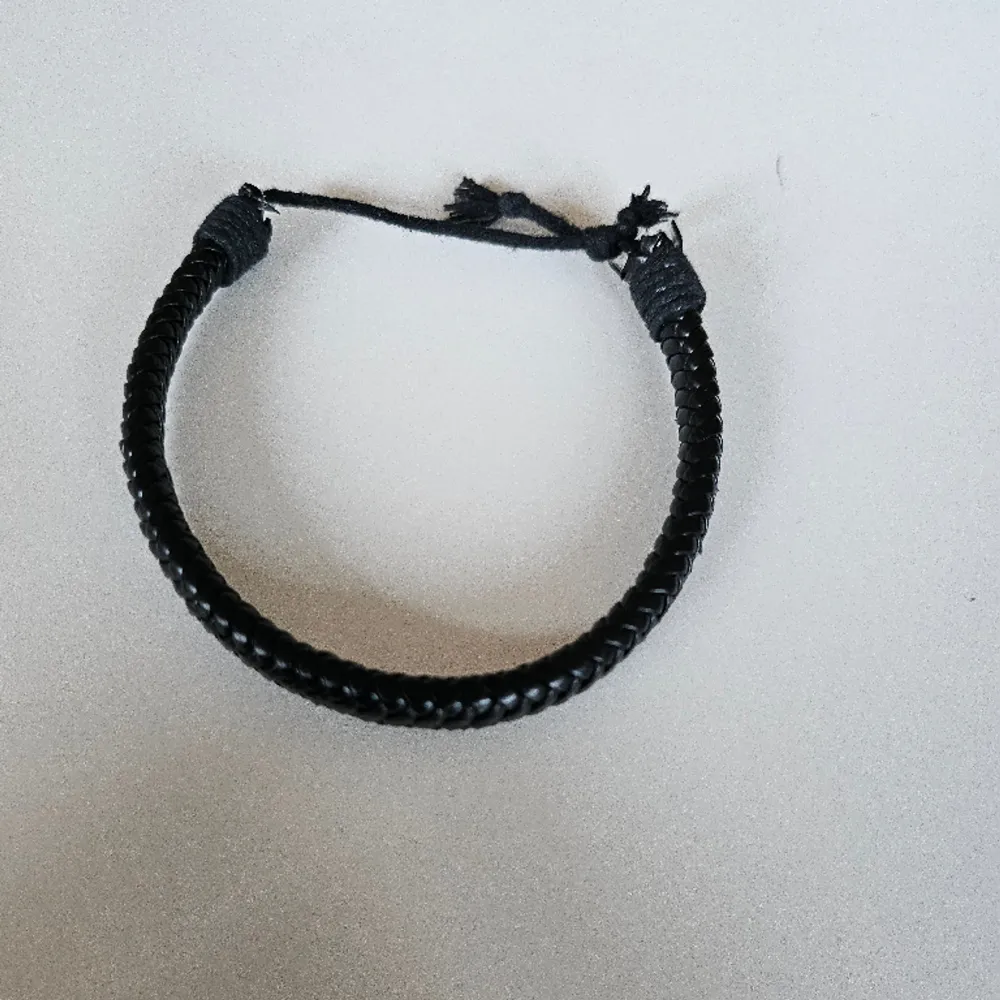 Ett svart läder armband använt fåtal gånger, vet ej märke. . Accessoarer.