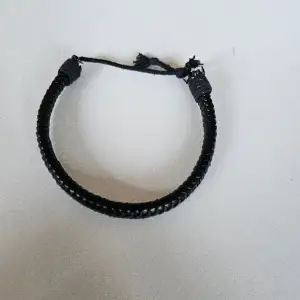 Ett svart läder armband använt fåtal gånger, vet ej märke. 
