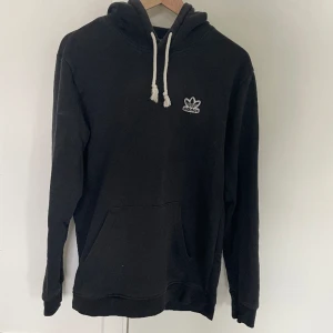 Adidas svart hoodie  - Använt skick, men inga skador. Storlek S men passar som mindre M 