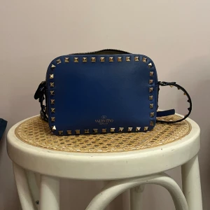 Valentino väska  - Säljer denna unika valentino väska, fint men använt skick. Den har lite fläckar inuti men inget som man tänker på(kan skicka bild privat). Kan gå ned i pris vid snabb affär!🌟fler bilder privat!💗