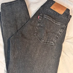 Levis 501 - Tjena, säljer nu dessa Levis 501 or, då dom inte passar mig längre, inga defekter alls. Priset kan diskuteras vid snabbare affär! Nypris ligger runt 800 kr.