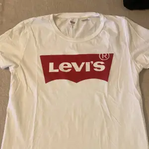 Vit T-shirt från Levi’s. Nästan oanvänd!