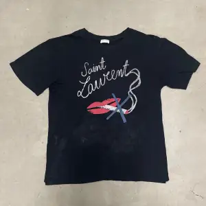 Hej! Säljer nu denna sjukt snygga T-shirten från Saint Laurent. Toppen skick, utan några hål eller slitage. Storlek Medium sitter även bra på en Large. Kan frakta eller mötas upp i Kungälv.