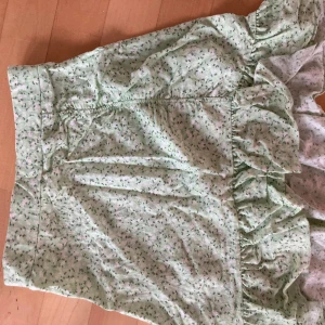 Blommig kjol - Super söt grön sommarkjol! Går säkert att använda som top om man vill. Säljer för att den är tight i midjan! Men älskar den, nästan som oanvänd🌱💐