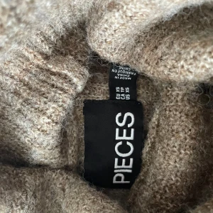 Stickad klänning  - Brun stickad klänning  I bra skick andvänd fåtal gånger  Skulle säga att den är stor i storleken  Köpt på en Vera Moda butik 