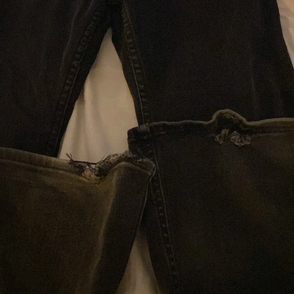 Ett par svarta bootcut jeans med hål i vänstra knät, de är ganska sliten längst nere och därav priset❤️. Jeans & Byxor.