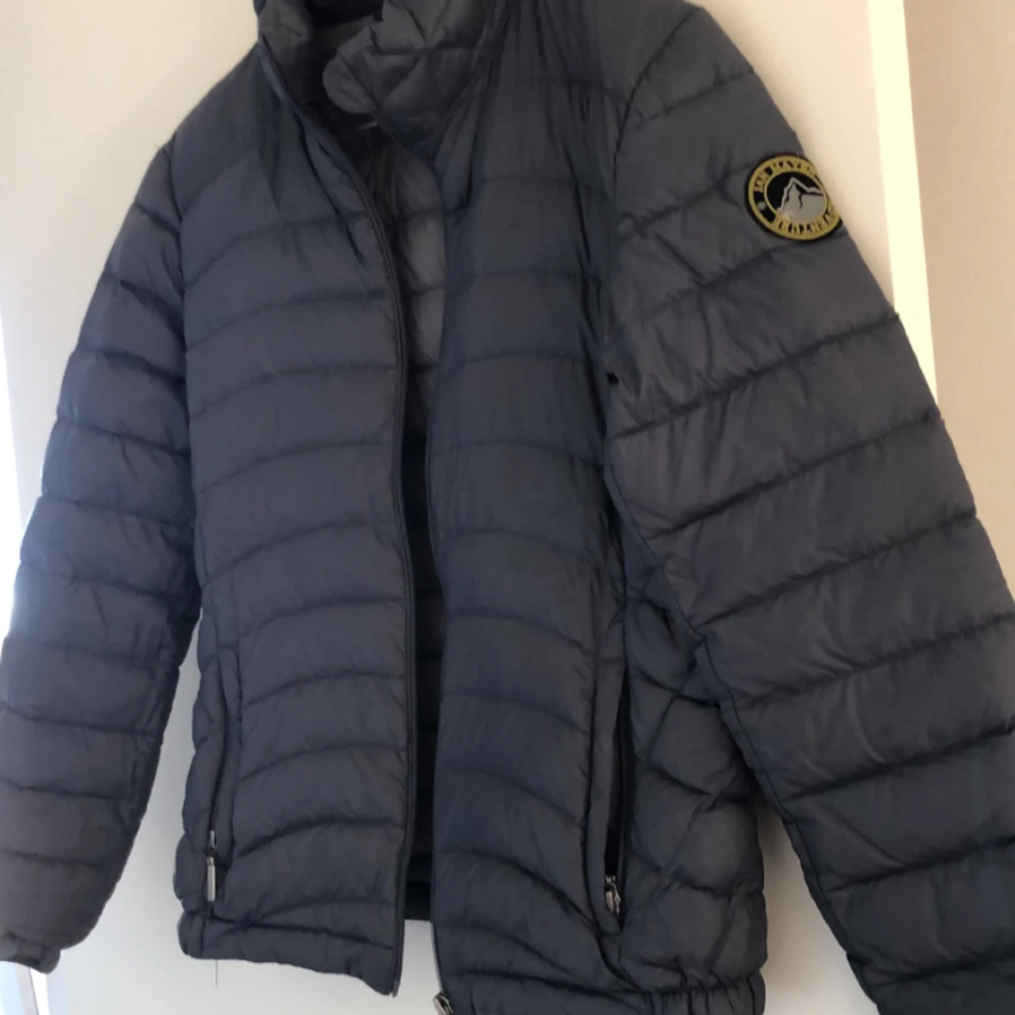 Säljer denna jacka, ej använd 